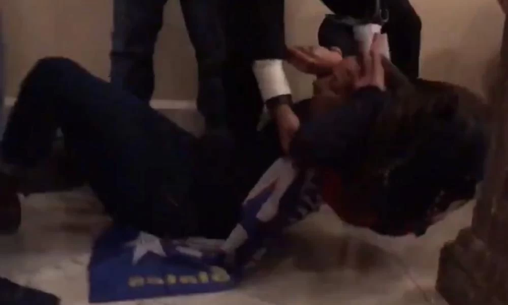 Ουάσιγκτον: Η στιγμή που γυναίκα δέχεται πυρά στο Καπιτώλιο